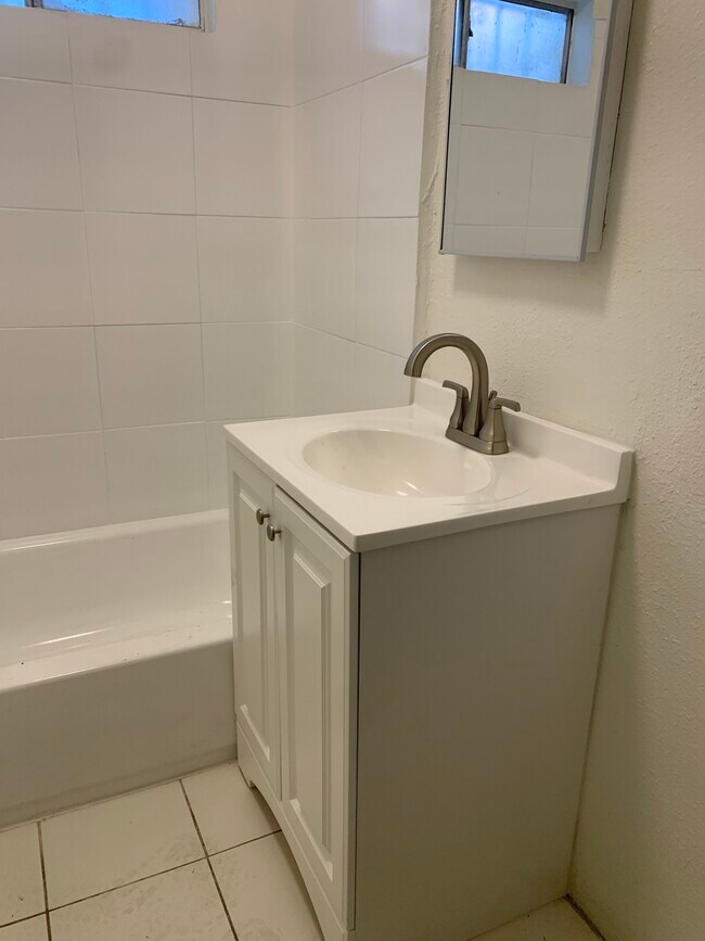 Photo - 627 W 79th St Unidad 3