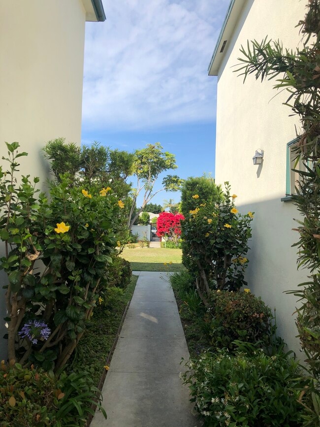 Walkway to Secured Parking - 2041 Euclid St Unit 11