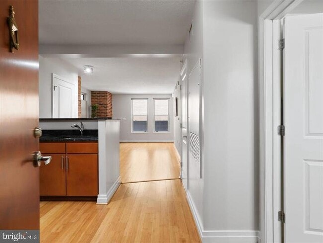Photo - 915 E St NW Unidad 301