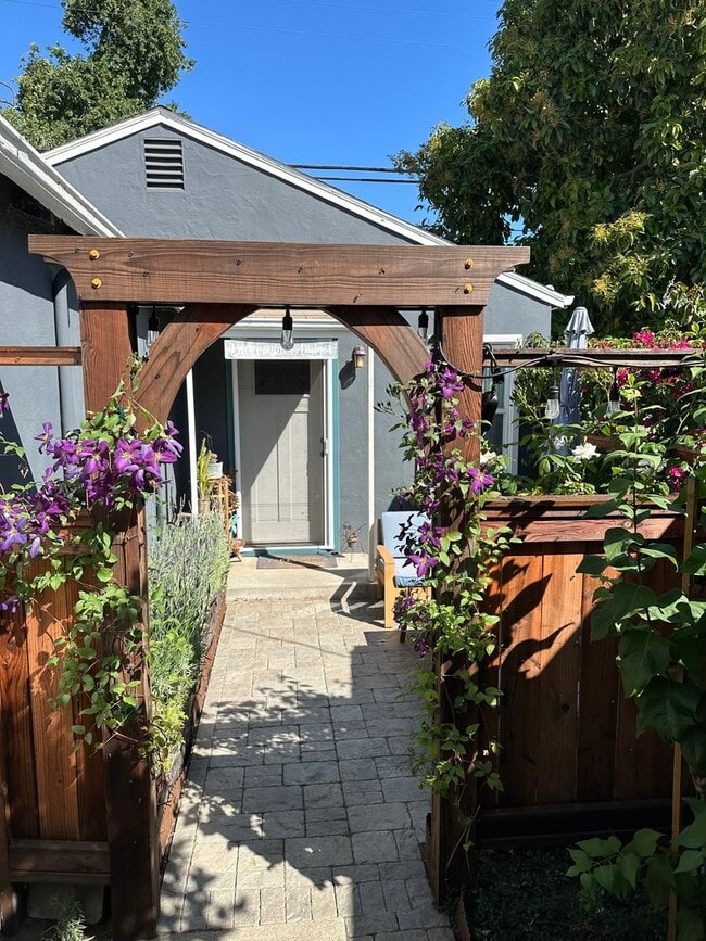 Building Photo - 1163 1/2 Park Blvd - Month to Month