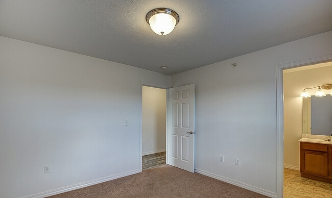 100058512_hdp_embassy_int_flpn_bed4 - Embassy Ozark