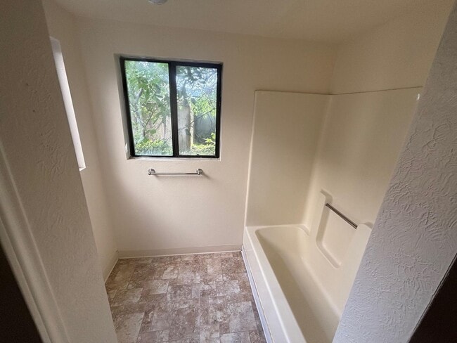 Photo - 210 S Railroad Ave Unidad D