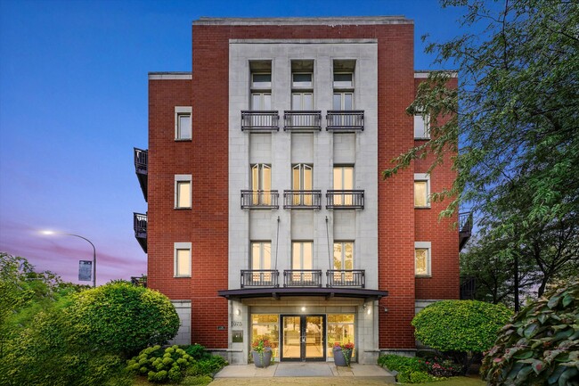 Building Photo - 1075 W Roosevelt Rd Unit 206 Rental