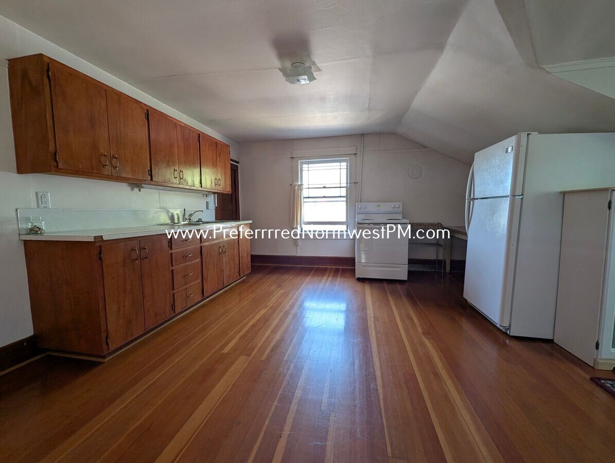 Photo - 1050 W 5th Ave
