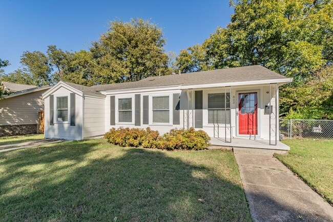 Building Photo - Cute two-bedroom, one-bath home in the hea...