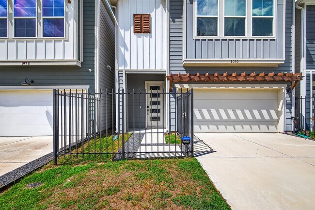 Photo - 1070 Mansfield St