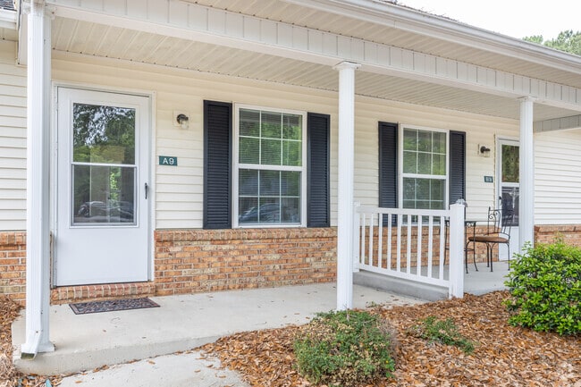 2BR, 1BA - 810SF - Front Porch