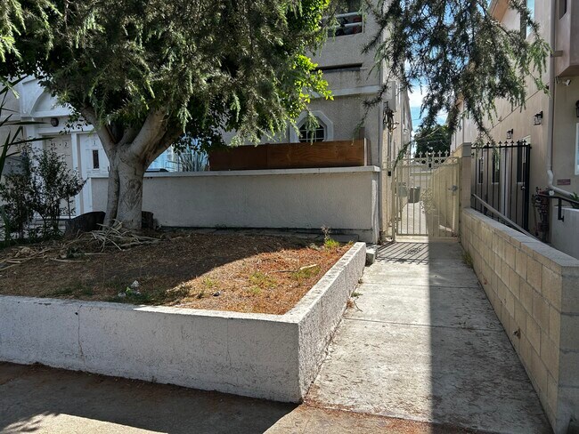 Gated Walkway - 6466 Balboa Blvd Unit #5