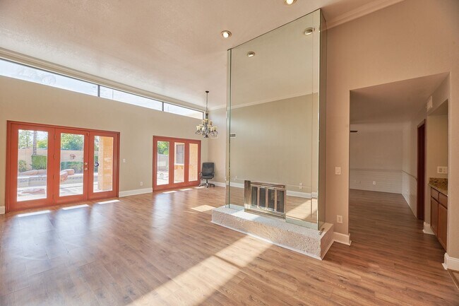 Photo - Winthrop Charm