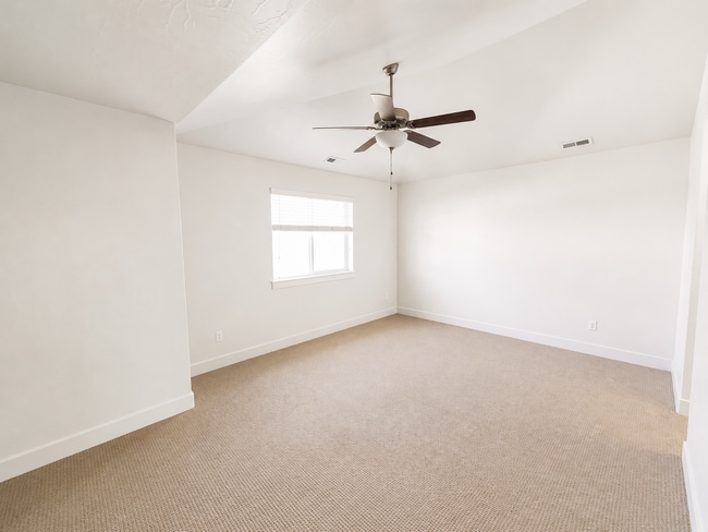 Photo - 44 W 470 N
