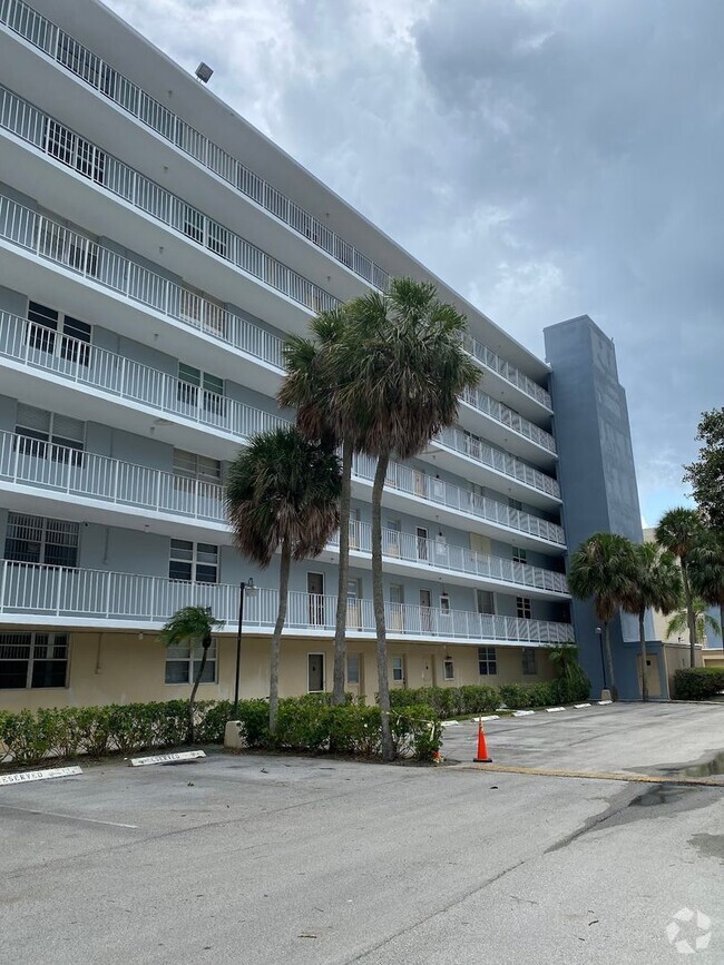 Building Photo - Great Condo in Boca Teeca remodeled Building Unit 604