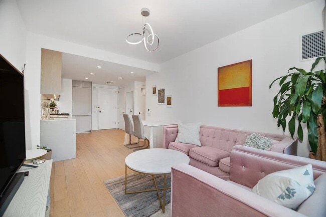 Photo - 3 Ct Square W Unit 1909