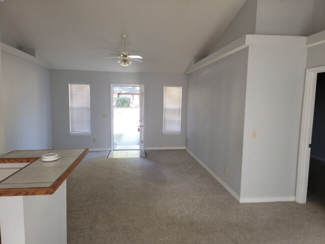Photo - Fantastic location! This end unit offers t... Unidad A