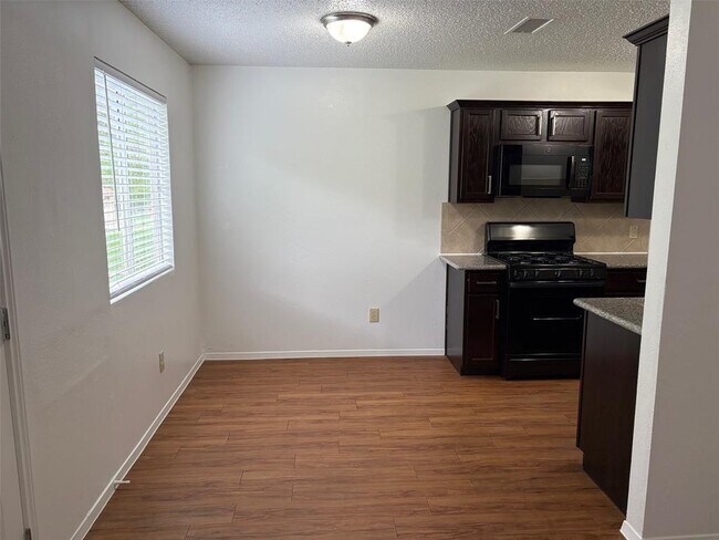 Photo - 604 Great Britain Blvd