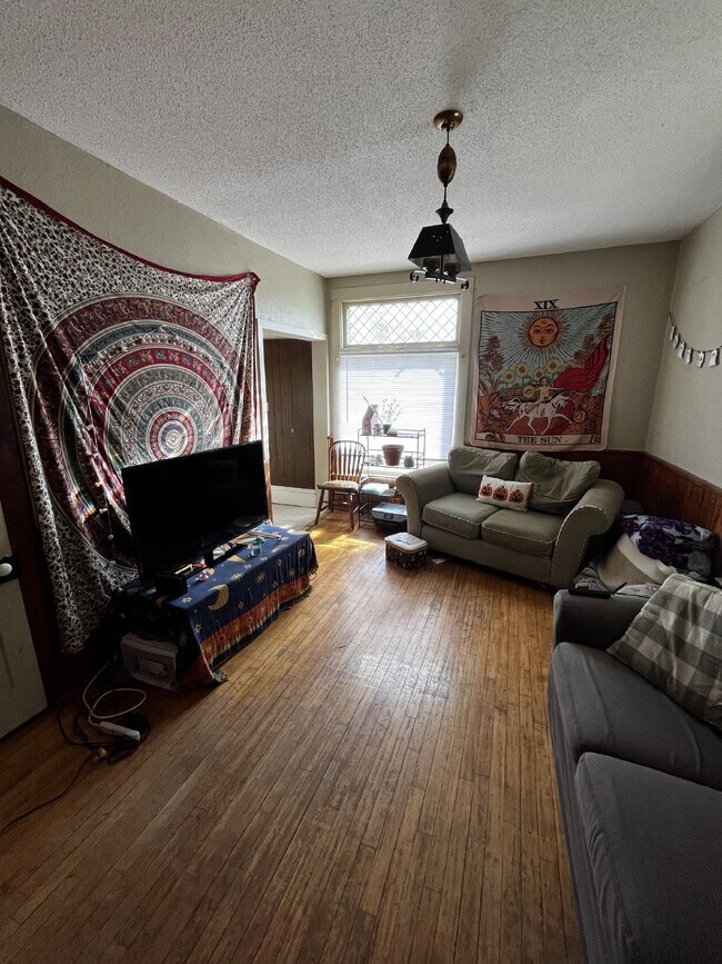 Nice 4 Bed 1 Bath close to UWEC and Water St! Available June 1st