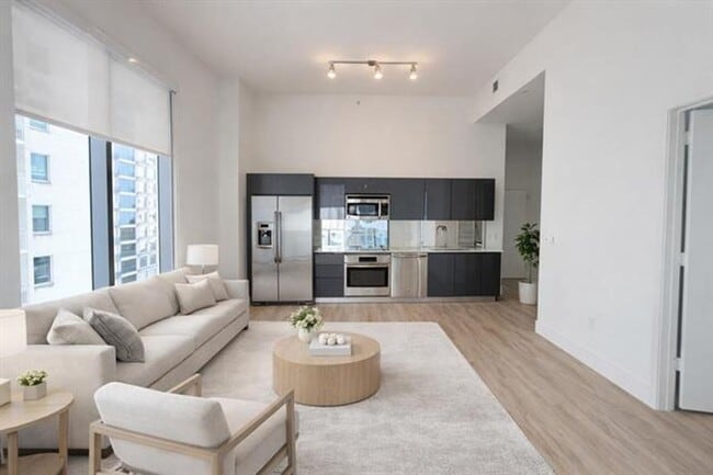 Building Photo - 31 SE 6th St Unit 31 SE 6th St # 2708