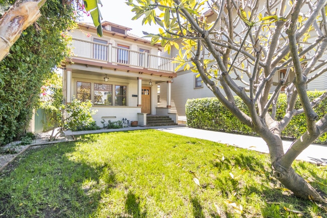 view of house from front yard - 847 E Kensington Rd