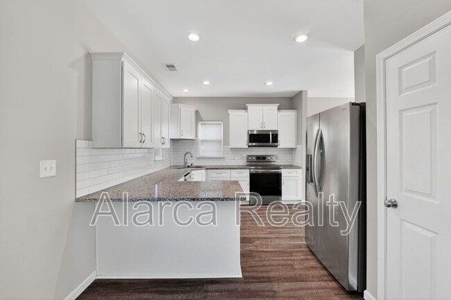 Photo - 425 Centerfield Dr