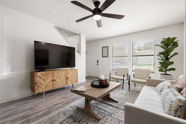 Photo - 902 Durham Pl