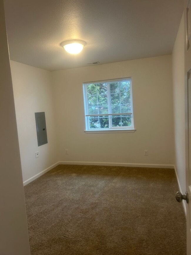 Photo - (870) College Street Duplex - 4 Bedroom / 2 Bathroom Unit 504