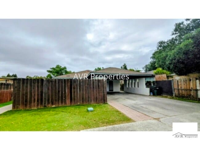 Building Photo - Fantastic two bedroom Livermore duplex with storage