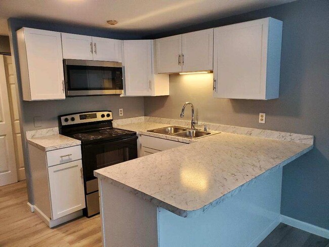 H31 lg 1BD - Handicap Kitchen - Deerfield Estates Rental