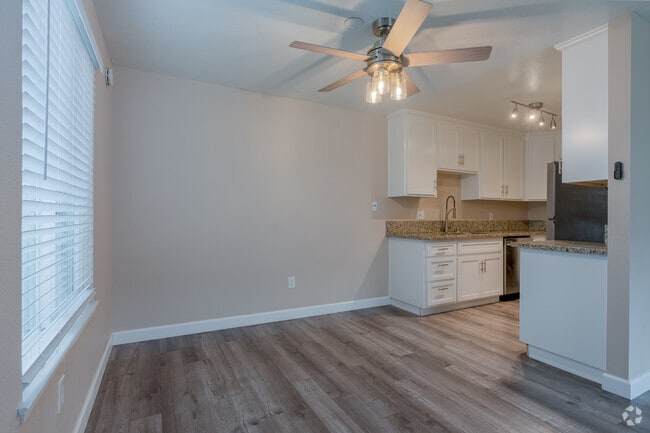 2BR, 2BA - 950SF - Dining