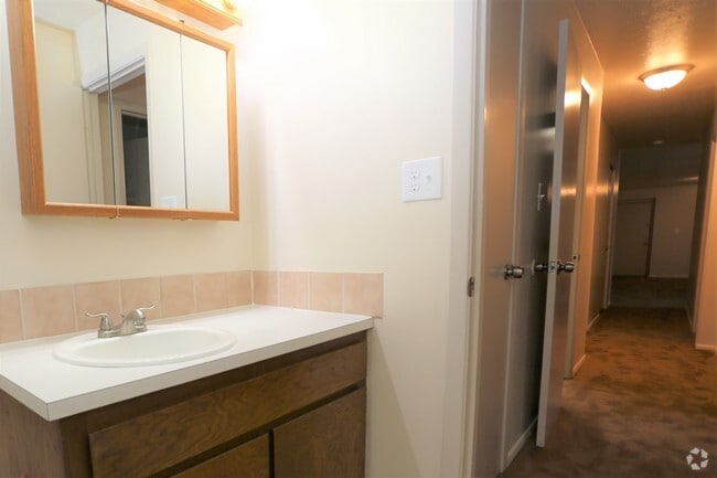 Bathroom 3BR, 1.5 BA
