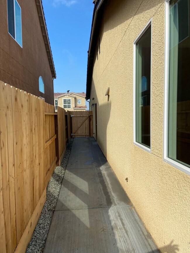 Photo - 4 Bedroom home located in Northside Visalia! Available Soon!