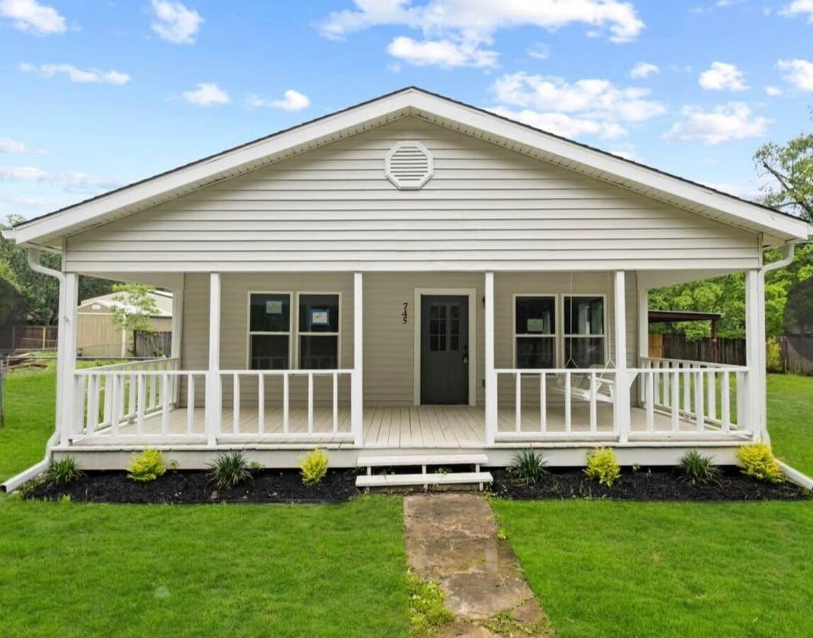 Photo - 745 W Avenue B