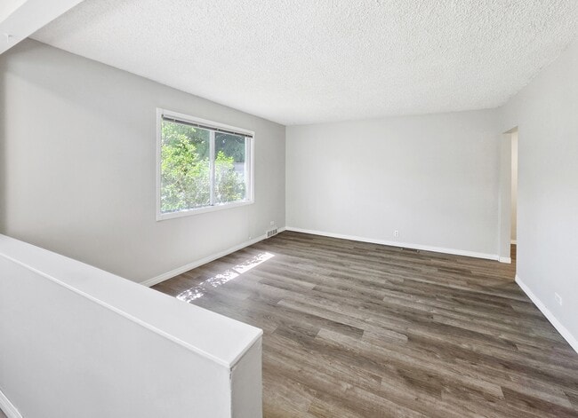 Photo - 424-432 32 Ave NW