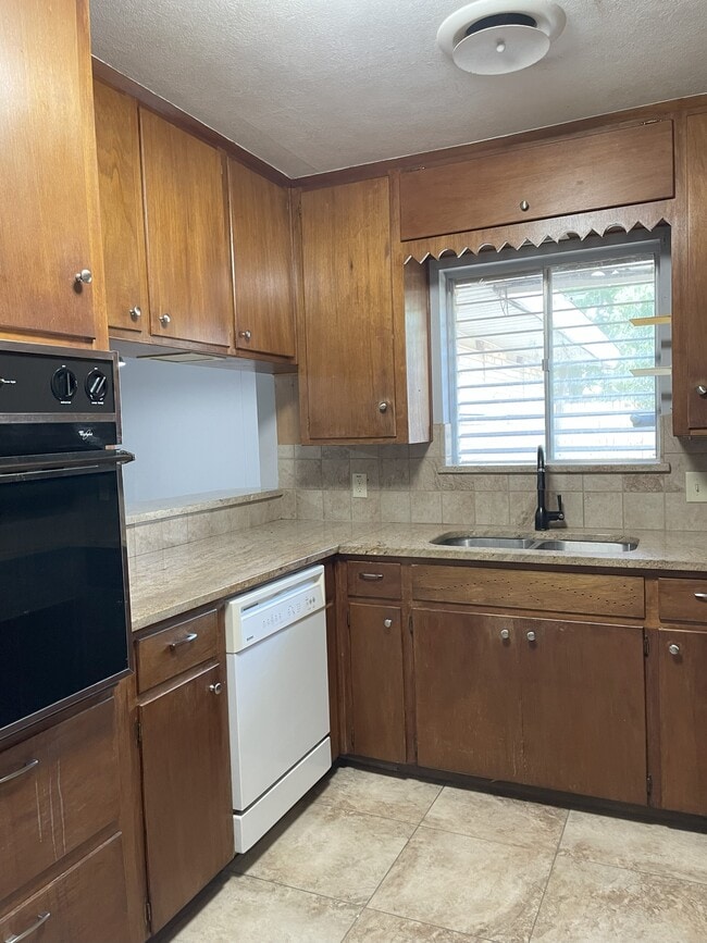 Photo - 1305 Peterson Dr