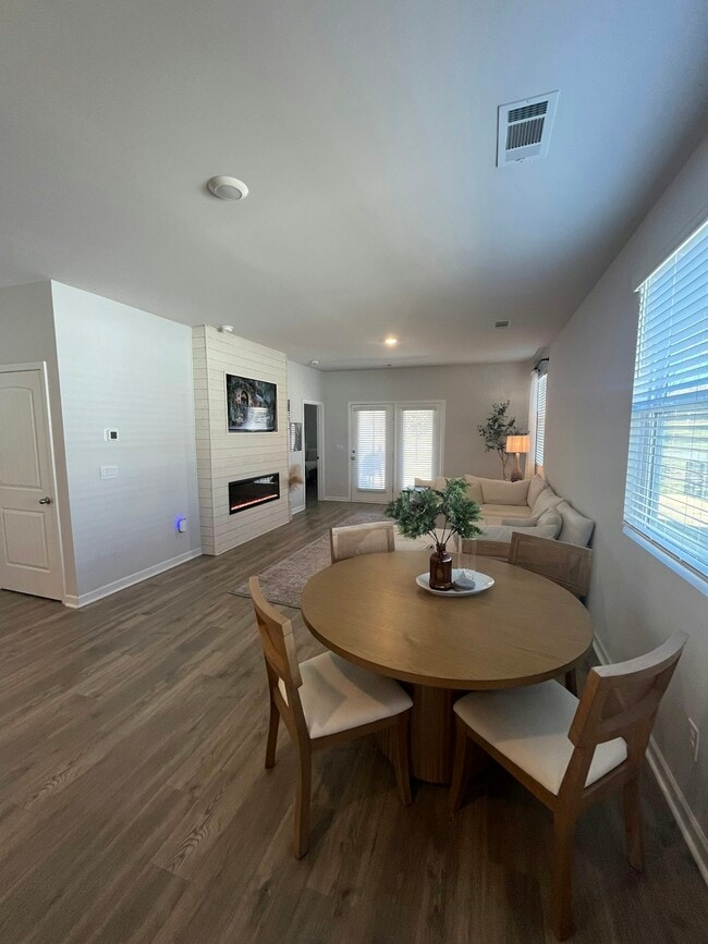 Building Photo - 2370 Quinn Dr