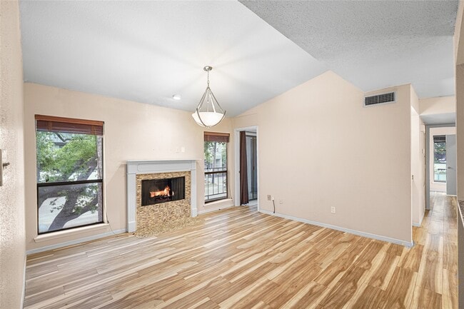 Building Photo - 1818 Augusta Dr Unit 4