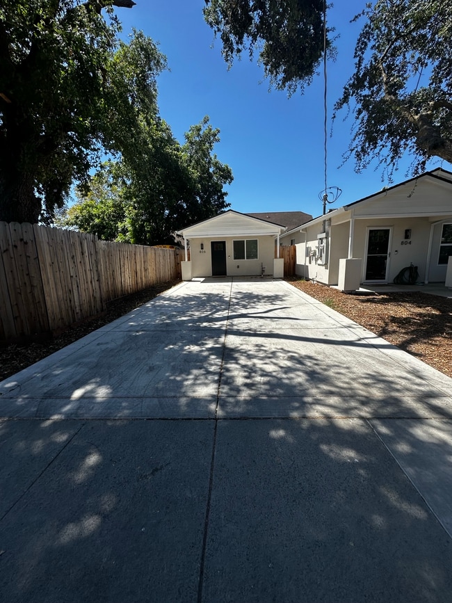 806 Nogales St