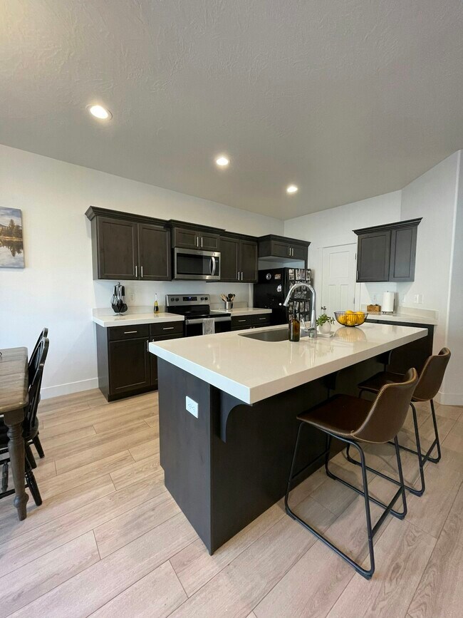 895 E Pacific Dr