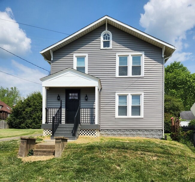 Photo - 3 Bed/2 Bath House Located in Suncrest Lawncare included - Available NOW