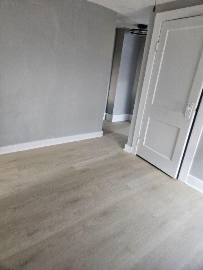 Photo - Three bedroom available for an immediate move in! Unidad 924 Pape Ave