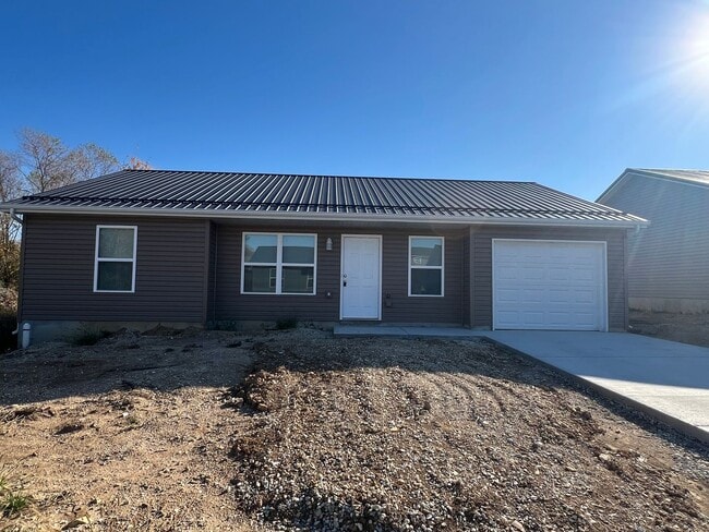 Building Photo - NEW 3 bed/2 bath with 1 car garage for lea... Unit 380 Rick Road