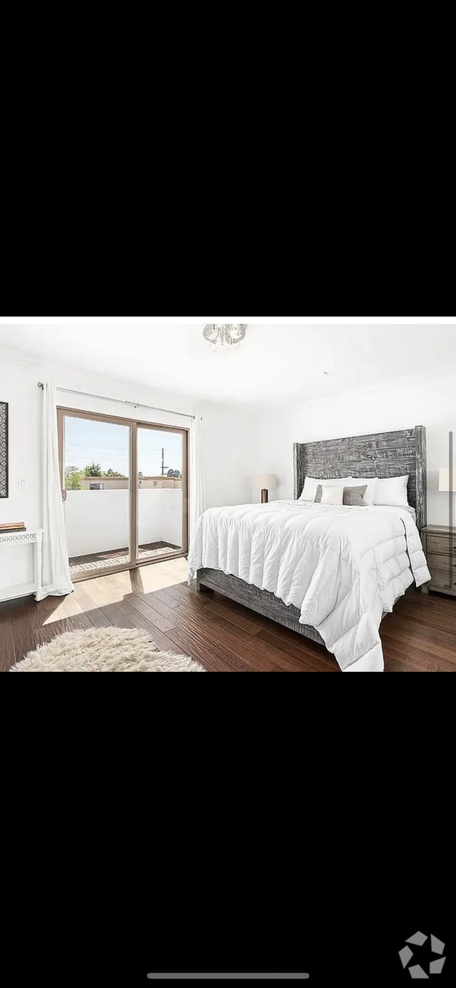 Building Photo - 1621 Barry Ave Unit Nikki Karamooz Rental