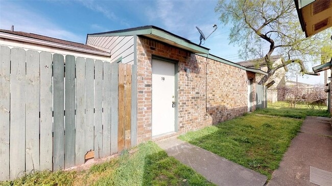 Building Photo - 725 Peppertree Dr Unit 30