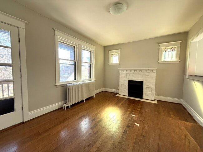 Building Photo - 2 Bed Plus Den - 96 E Ave S