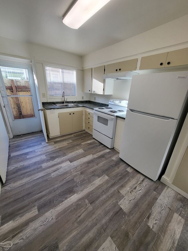 Photo - 228-236 E Adams St