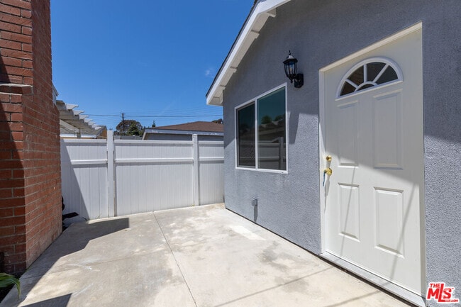 Building Photo - 5123 W 130th St Rental