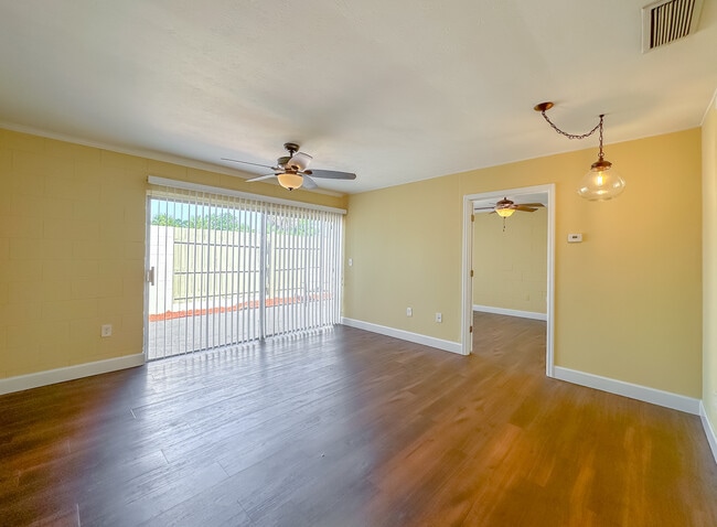 Building Photo - 2241 W Pensacola St Unit 27