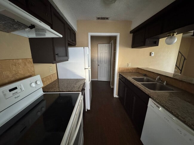 Photo - 1102 Covey Ln Unidad # B