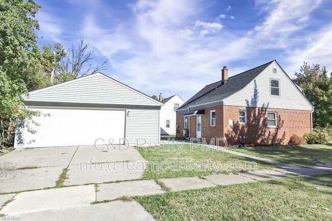 Photo - 640 E 261st St