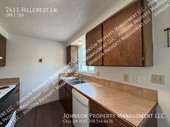 Photo - 2411 Hillcrest Ln