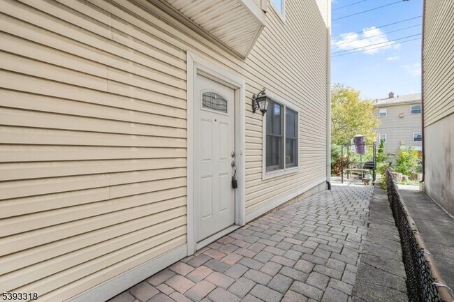 Photo - 284 John St Unit 1R