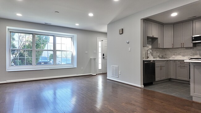 Amplia zona de estar - 603 Kirby Way